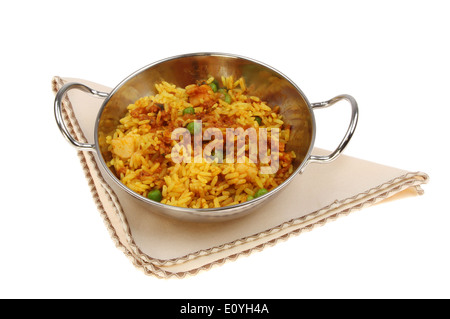 Biryani d'agneau dans un plat sur une seviette balti isolés contre white Banque D'Images