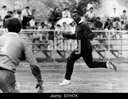 Joueur de foot pour la Coupe du monde des trains Pele Banque D'Images