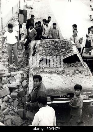 31 mai 1970 - Séisme au Pérou, voiture détruite dans Huaraz street. Banque D'Images