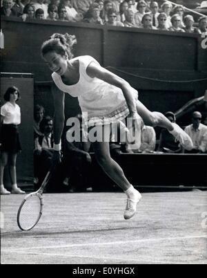 Juin 06, 1970 - Wightman Cup à Wimbledon USA a battu l'Angleterre 4-3 C. Wade V.N. Richey. Photo montre V Wade G.B. vu en jeu contre N. Richey USA. Au cours de la Wightman Cup à Wimbledon aujourd'hui. Nord a gagné 4-3. Banque D'Images