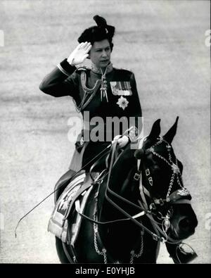 Juin 06, 1970 - Queen's anniversaire officiel Parade la couleur sur Horse Guards Parade. La reine a célébré son anniversaire officiel aujourd'hui avec la cérémonie traditionnelle de la parade la couleur du 2e bataillon Scots Guards sur Horse Guards Parade. Photo montre : La Reine reçoit le salut devant le palais de Buckingham, le 2e bataillon Scots Guards mars passé. Banque D'Images