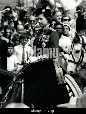 Juin 06, 1970 - Queen's anniversaire officiel-parade la couleur sur Horse Guards Parade : la reine a célébré son anniversaire officiel aujourd'hui avec la cérémonie traditionnelle de la parade la couleur du 2e bataillon Scots Guards sur house Guards Parade. Photo montre le retour de la reine au palais de Buckingham après l'inspection de ses troupes sur Horse Guards Parade. Banque D'Images