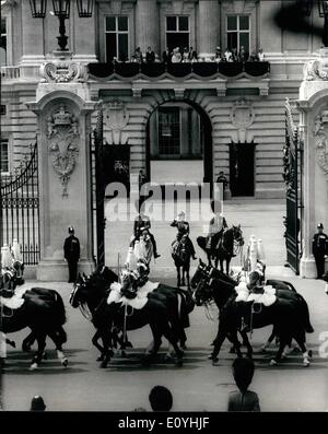 Juin 06, 1970 - Queen's anniversaire officiel-parade la couleur sur Horse Guards Parade. : la reine a célébré son anniversaire officiel aujourd'hui avec la cérémonie traditionnelle de la parade la couleur du 2e bataillon des gardes scouts sur Horse Guards Parade. La photo montre une vue générale de la reine, reçoit le salut en tant que membres de la Chambre la tenue d'Calvaire trot par en arrière-plan dans le balcon sont les membres de la famille royale. Banque D'Images