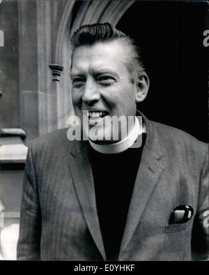 Juin 06, 1970 - Le Révérend Ian Paisley à la Chambre des communes : le Révérend Ian Paisley, unioniste protestante MP for Antrim Nord, est arrivé à la Chambre des communes aujourd'hui, et a dit qu'il n'aurait pas soulevé d'objections quand Benadette Devlin est arrivé pour prendre son faire saisir après avoir purgé une peine de six mois de prison. Je ne pense pas que ce serait le bon cours à tous, dit-il. J'ai été à l'intérieur comme un MP quand je suis sorti. Ce n'est pas la façon dont la démocratie. dhould Photo montre le Rév. Ian Paisley à l'extérieur de la Chambre des communes aujourd'hui. Banque D'Images