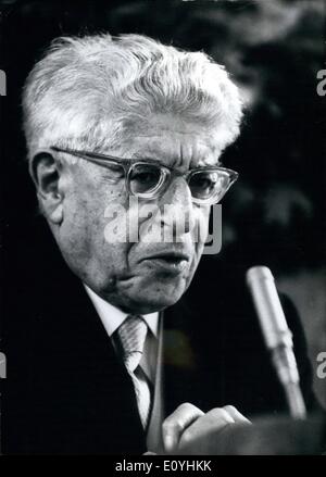 Juin 06, 1970 - Ernst Bloch, 85 ans : le 8 juillet 1970, le Professeur Dr. Ernst Bloch célèbre son 85e anniversaire. Le philosophe enseigne désormais à Tubingen quitte l'Université de Leipzig en 1961 en raison de la pression politique du régime est. En 1967, il a reçu le Prix pour la paix de la bock allemand du commerce. Dans ses publications M. Bloch est l'examen de conditions et risques d'un socialisme humanitaire, dont le plus important est appelé "Das Prinzip Hoffnung'' (''Le principe d'espérance" Banque D'Images