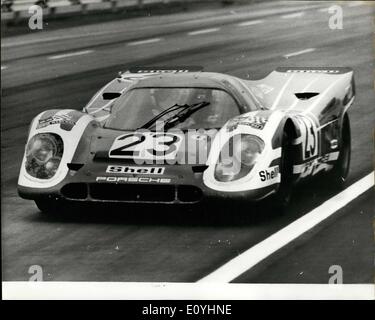 Juin 06, 1970 - pilote britannique contribue à donner leur première victoire Porsche dans la Le Mans 24 Heures de course de voitures de sport : un pilote britannique, Dickie Attwood, fils d'un propriétaire de garage de Wolverhampton, a contribué à donner de l'Allemagne Porsche leur première victoire dans la longue histoire de la Le Mans 24 Heures de course de voiture de sport en France hier. Avec Hans Herrmann, de l'Allemagne, il a parcouru 2 863 kilomètres à la victoire à une vitesse moyenne de 119,28 m.p.h dans un 4 1/2 litre 12 cylindres Porsche. Photo montre Dickie Attwood au volant de la Porsche au cours des 24 Heures du Mans hier. Banque D'Images