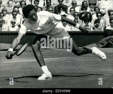 06 juin 1970 - Championnats de tennis de Wimbledon (singles hommes) Arthur Ashe (USA) contre El Shafei (UA). Photos : Arthur Ashe (USA) vu en action lors de son match contre El Shafei (UAR) sur le court central aujourd'hui. Banque D'Images