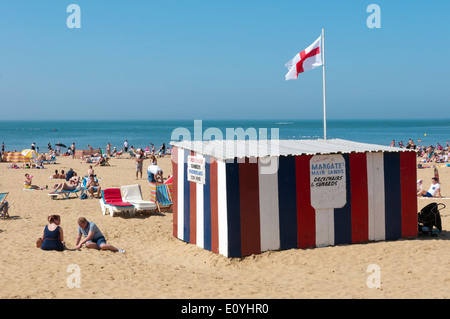 Location de transats sur plage de Margate, Kent. Banque D'Images