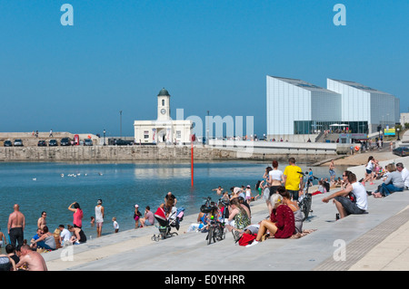 Le soleil sur la nouvelle promenade à Margate, Kent. Banque D'Images