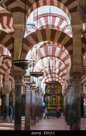 Piliers et arcades de la Grande Mosquée, la Mezquita, Cordoue, Espagne Banque D'Images