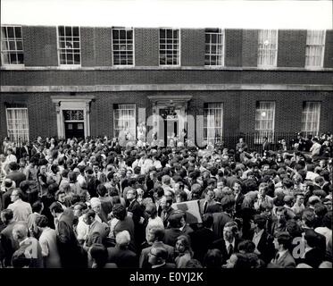 Juin 20, 1970 - Edward Heath revient au n° 10 Downing Street comme nouveau Premier Ministre de la Grande-Bretagne : un énorme grondement monta de la grande foule qui se sont réunis à Downing Street la nuit dernière alors qu'Edward Heath est retourné à n° 10 comme nouveau Premier Ministre de la Grande-Bretagne après avoir vu la reine à Buckingham Palace pour recevoir le joint d'hi. La photo montre une partie de la grande foule qui se sont réunis à Downing Street pour donner un accueil formidable Edward Heath. Banque D'Images