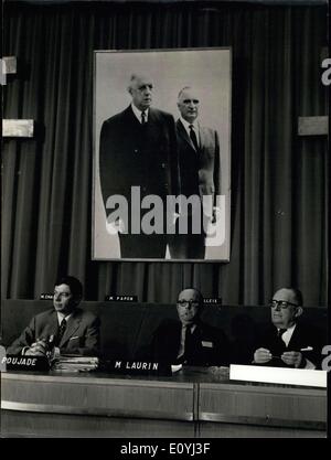 Juin 25, 1970 - Le Conseil national de l'Union des démocrates pour la République a ouvert aujourd'hui à Versailles en présence de nombreux représentants du gouvernement. Poujade est le secrétaire général du parti. Laurin est les Hauts-de-Seine représentant, et Schumann est le Ministre des affaires étrangères. Banque D'Images