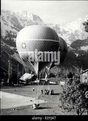 Juillet 01, 1970 - alpine internationale en montgolfière à Murren : Pour la 9e fois les aérostats international s'est réuni à Murren, dans l'Oberland bernois, pour une semaine alpine ballooning. Les corbeaux de l'Italie, l'Allemagne, la Suisse et la France a commencé ici pour les vols sur les Alpes Bernoises (Eiger, Mönch) en direction de l'Italie. La photo montre le démarrage de deux ballons en Suisse Murren. Banque D'Images