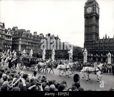 Juillet 02, 1970 - L'ouverture du parlement : Sa Majesté la Reine a conduit du palais de Buckingham à l'état Irlandais aujourd'hui entraîneur d'effectuer l'ouverture du Parlement dans l'enceinte de la Chambre des Lords. Photo montre la reine passe Big Ben comme elle se rend à l'État irlandais coach à travers la place du parlement pour l'état d'aujourd'hui ouverture du Parlement. Banque D'Images