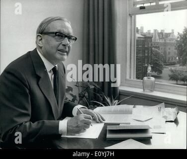 Juillet 07, 1970 - Docks Enquête Président êtres humains. Photo montre Lord Pearson, président de l'homme quatre-Cour indépendante d'enquête sur le dock grève, au travail dans son accueil dans le Temple d'hier. Il a annulé un week-end à voile Millepertuis hing avec sa famille en raison de l'urgence de produire rapidement un rapport intérimaire. Banque D'Images