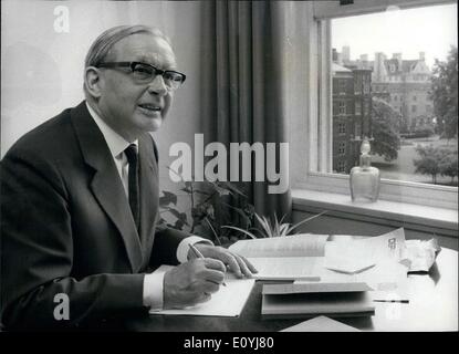 Juillet 07, 1970 - Docks Président enquête Travail êtres Photo montre Lord Pearson président du tribunal indépendant de quatre hommes d'enquête sur le dock grève, au travail dans son accueil dans le temple d'hier. Il a annulé un voile semaines au Worthing avec sa famille en raison de l'urgence de produire rapidement un rapport intérimaire. Banque D'Images