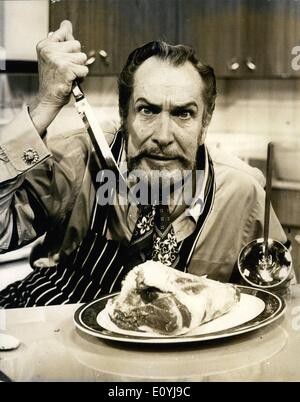 Juillet 07, 1970 - Vincent Price à la Star en cuisine pour Thames Television Series : Vincent Price, star du cinéma d'horreur ''king'' du cinéma américain, est à Londres pour une semaine à l'étoile dans sa propre série de télévision cuisine pour Thames. Price, qui a réalisé plus de 80 films, est également un célèbre chef cuisinier amateur et connaisseur de la bonne nourriture. Il a écrit plusieurs livres sur le sujet mais c'est la première fois qu'il a joué dans une série de cuisine. La série ''Price-Wise Cuisine'', aura une saveur internationale, avec des plats du monde, recueillis par M. et Mme Prix sur leurs voyages Banque D'Images