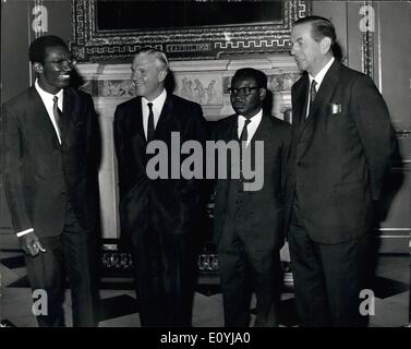 Juillet 07, 1970 - Le Ghana conférence de la dette La dette du Ghana. : Conférence a commencé aujourd'hui à Marlborough House, Londres. La photo montre la photo de Marlborough House d'aujourd'hui sont (de gauche à droite) : l'honorable J.A. Kufuor du Ghana, Sous-ministre, ministère des Affaires étrangères ; le président un, le marquis de Lothian, Ministre adjointe des Affaires étrangères et du Commonwealth ; l'honorable J.H. Mensah, Ministre des finances et de la planification économique et leader de la délégation du Ghana ; et M. J.R.A. Bottomley, C.M.G., sous-secrétaire d'État, Ministère des Affaires étrangères et du Commonwealth. Banque D'Images