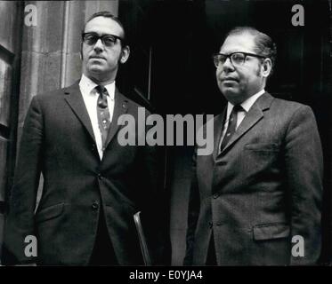 Juillet 07, 1970 - Le quai de grève. Ministre de l'Agriculture répond aux hommes des aliments : M. James avant, le ministre de l'Agriculture, a été aujourd'hui les hommes des aliments haut de la réunion pour discuter des prix par rapport à la grève de dock. La photo montre les représentants de la National Grocers Russie arrivant au ministère de l'Agriculture pour la réunion d'aujourd'hui. Ils sont (de gauche à droite) : M. Russell et L.E. Reeves-Smith (directeur) Banque D'Images