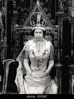 Juillet 07, 1970 - Aujourd'hui ouverture du parlement de l'état. : Sa Majesté la Reine du palais de Buckingham a conduit aujourd'hui à l'État irlandais Coach pour effectuer l'ouverture du Parlement dans l'enceinte de la Chambre des Lords. Photo montre de Sa Majesté la reine assise sur le trône à l'état d'aujourd'hui Ouverture du Parlement. Banque D'Images