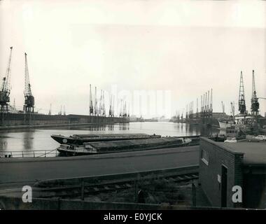 Juillet 07, 1970 Strike-State - Dock d'urgence officiel. Photo : une vue de l'ouest de l'Inde aujourd'hui, les quais déserts. Banque D'Images