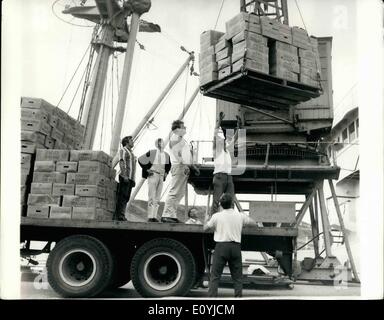 Juillet 07, 1970 - Dock grève dans sa dixième jour : une armée de volontaires de dockers le déchargement des bananes à Newhaven, Sussex, hier. Les hommes ont convenu de traiter le fruit à condition que leur salaire a été versé à un organisme de bienfaisance. Banque D'Images