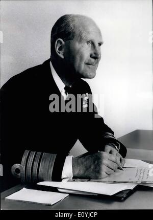 Juillet 07, 1970 - Nouveau rôle de marine : Dans une annonce du ministère de la Défense hier, l'amiral Sir Michael Pollock, nommé pour succéder à l'amiral Sir Peter Hill-Norton, GCB, comme l'état-major de la Marine et de First Sea Lord. Sir Michael, qui était un officier général, le sous-marin jusqu'à son poste actuel en janvier, assumera ses nouvelles fonctions en mars de l'année prochaine. Sir Peter a été nommé Chef d'état-major de la défense dans la Succession de Maréchal de la Royal Air Force, Sir Charles Elsworthy. Banque D'Images