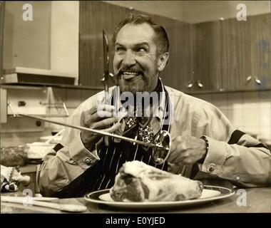 Juillet 07, 1970 - Vincent Price à la Star en cuisine série Pour Thames Television Film star Vincent Price, ''king'' d'horreur du cinéma américain, est à Londres pour une semaine à l'étoile dans sa propre série de télévision cuisine pour Thames. Price, qui a réalisé plus de 80 films, est également un célèbre chef cuisinier amateur et connaisseur de la bonne nourriture. Il a écrit plusieurs livres sur le sujet mais c'est la première fois qu'il a joué dans une série de cuisine. La série ''Price-Wise Cuisine'', aura une saveur internationale, avec des plats du monde entier, recueillies par M. et Mme Prix sur leurs voyages Banque D'Images