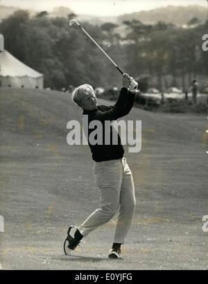 Juillet 07, 1970 - Jack Nicklaus avec l'Open : Photo, 30 ans, golfeur américain, Jack Nicklaus jouer à la troisième, au cours de la British Open de Golf à Saint Andrews le vendredi. Nicklaus est allé à American Doug Sanders en un seul passage hier dans le play-off. Banque D'Images