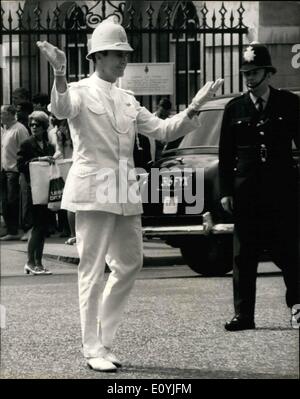 Juillet 07, 1970 - La danse policier conduite Londres Trafic. Dans le cadre de la British European Airways Fly, un programme est policier yougoslave est sur une visite de courtoisie à Londres. Il est l'un des principaux danseurs masculins dans la compagnie de ballet de Belgrade. L'article 6ft. 6 Dans dans son uniforme de cérémonie (complet avec l'axe casque), cet après-midi il s'est rendu compte qu'une ambition pour diriger la circulation de Londres en ballet classique de style. Il est 34 ans Jovan Bulj, par Belgrade et en service à la maison, il l'amuse les automobilistes et les piétons avec son mouvement de ballet Banque D'Images