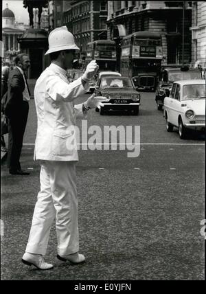 Juillet 07, 1970 - La danse yougoslave policier à Londres. Dans le cadre de la British European Airways Fly, un programme est policier yougoslave est sur une visite de courtoisie à Londres. Il est l'un des principaux danseurs masculins dans la compagnie de ballet de Belgrade. L'article 6ft. 6 Dans dans son uniforme de cérémonie (complet avec l'axe casque), cet après-midi il s'est rendu compte qu'une ambition pour diriger la circulation de Londres en ballet classique de style. Il est 34 ans Jovan Bulj, par Belgrade et en service à la maison, il l'amuse les automobilistes et les piétons avec son mouvement de ballet. Photo Keystone montre : Jovan Bulj en action hier à Londres. Banque D'Images