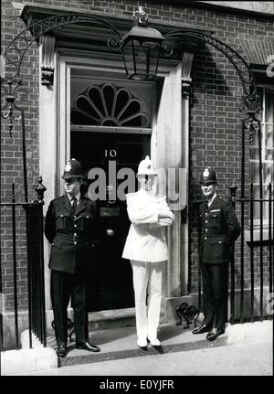 Juillet 07, 1970 - La danse yougoslave policier à Londres. : Dans le cadre de la British European Airways ''Fly'' de l'Est programme, un policier yougoslave est sur une visite de courtoisie à Londres. Il est l'un des principaux danseurs masculins dans la compagnie de ballet de Belgrade. L'article 6ft 6in dans son uniforme de cérémonie (complet avec casque colonial) il s'est rendu compte aujourd'hui une ambition pour diriger la circulation de Londres en ballet syle. Il est 34 ans Jovan Bulj de Belgrade, et bien que sur le point devoir retour à l'accueil, il s'amuse avec les piétons et ses mouvements de ballet.Photo montre Jovan Bulj en photo avec deux policiers à l'extérieur Pas de Londres Banque D'Images