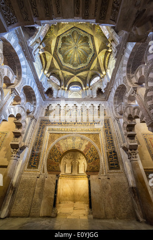 Le dôme au-dessus du mihrab avec ses stucs sculptés et décoration en mosaïque. Grande Mosquée, de la Mezquita, dans la région de Cordoba, Espagne Banque D'Images