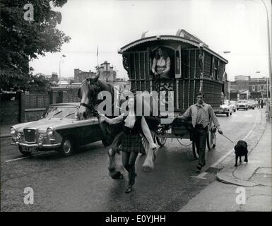 Juillet 07, 1970 - Shire Horse Off sur 400 milles des vacances : Après une longue année de ses tournées de livraison désaltérant de Wandsworth maisons publiques, Saxon, un shire horse administré par Young's Brewery, compensation hier sur ses 400 milles le long de la maison de vacances d'été par des moyens du sud de l'Angleterre. Lui qui est Miss Virginia Ray, 24, en tant que professeur d'art, de Beazley, Essex, qui a passé deux ans à la restauration de la 120 ans roulotte elle a trouvé dans un champ, et dont les efforts lui ont valu le one-horse-power maigre. Le passager est Jill Porter, un étudiant d'art. Banque D'Images