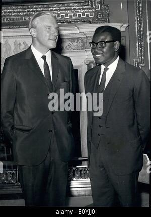 Juillet 07, 1970 - Le Ghana Conférence de la dette La dette du Ghana. : Conférence a commencé aujourd'hui à Marlborough House, Londres. La photo montre le Président, le marquis de Lothian, Sous-secrétaire d'État parlementaire, Ministère des Affaires étrangères et du Commonwealth, avec l'honorable J.H. Mensah, Ministre des finances et de la planification économique et chef de la délégation du Ghana - au Marlborough House d'aujourd'hui. Banque D'Images