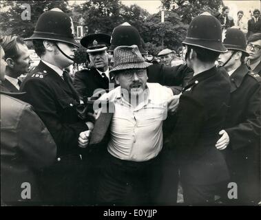 Juillet 07, 1970 - Londres dans la réunion de masse : Dockers dockers de Londres ont marché depuis les quais aujourd'hui à Tower Hill où un grand rassemblement a eu lieu. Photo montre un manifestant est enlevé par la police de la réunion après avoir protesté sur les immigrants de couleur qui travaillent dans les docks. Banque D'Images