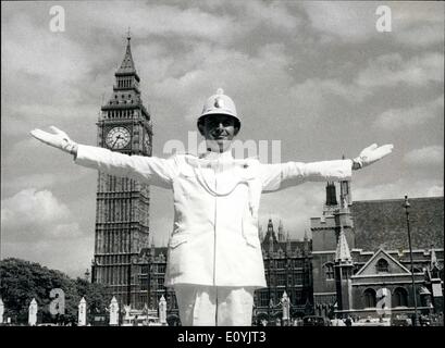 Juillet 22, 1970 - 22 juillet 1970 Policier Danse yougoslave à Londres. Dans le cadre de la British European Airways Fly, un programme est policier yougoslave est sur une visite de courtoisie à Londres. Il est l'un des principaux danseurs masculins dans la compagnie de ballet de Belgrade. L'article 6ft 6in dans son uniforme de cérémonie (complet avec casque colonial) il s'est rendu compte aujourd'hui une ambition pour diriger la circulation de Londres en ballet classique de style. Il est 34 ans Bulj Jovan, de Belgrade, et bien que sur le point devoir retour à l'accueil, il s'amuse avec les piétons et ses mouvements de ballet Banque D'Images