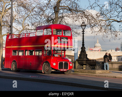 L'Europe, Royaume-Uni, Angleterre, Londres, bus Routemaster Banque D'Images