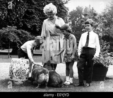 La Reine Mère avec ses petits-enfants Banque D'Images