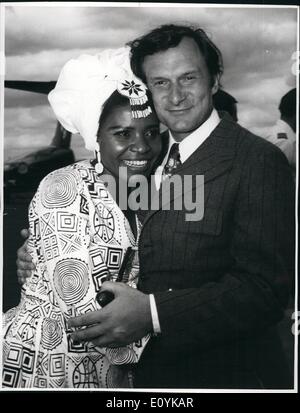 08 août 1970 - Playboy sur Kenya Safari M. Hugh Hefner de Playboy est arrivé au Kenya pour un safari africain hier et a été accueilli à l'aéroport de Nairobi par Miss Kenya, Mlle Joséphine. Moikubu Photo montre Hugh hugging manquer à l'aéroport de Nairobi au Kenya. Banque D'Images