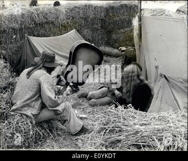 08 août 1970 - Pop fans envahissent l'île de Wight pour le festival de musique pop : Pop fans de toutes les parties du monde sont réunis à l'eau douce, sur l'île de Wight pour les cinq jours du festival pop, qui a ouvert ses portes aujourd'hui. Photo montre pop fans à l'extérieur de leurs tentes sur le terrain de camping à East Afton, l'eau douce, l'île de Wight. Banque D'Images