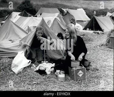 08 août 1970 - Pop fans envahissent l'île de Wight pour le festival de musique pop à l'eau douce : photo montre deux filles préparer un repas à l'extérieur de leur tente sur le camping à East Afton sur l'île de Wight. Banque D'Images