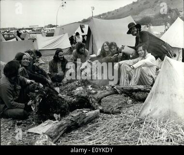 08 août 1970 - Pop Fans envahissent l'île de poids pour le Festival de musique pop à l'eau douce : La photo montre un groupe de pop fans se rassembler autour d'un feu à l'extérieur de la jambe de leur tente sur le terrain de camping à East Afton sur l'histoire de Wight. Banque D'Images