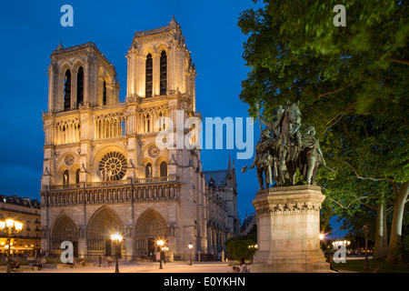 Statue de Charlemagne au-dessous de la façade avant de Cathédrale Notre Dame, Paris France Banque D'Images