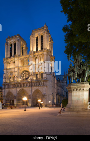 Statue de Charlemagne au-dessous de la façade avant de Cathédrale Notre Dame, Paris France Banque D'Images