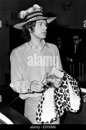 Le chanteur des Rolling Stones Mick Jagger à l'aéroport d'Heathrow Banque D'Images