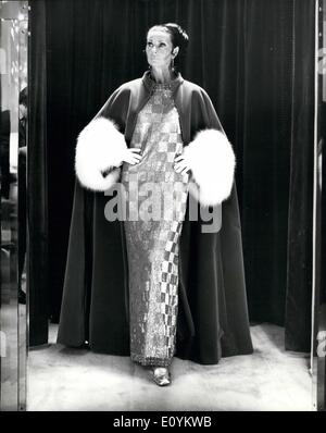 Septembre 09, 1970 - Hartnell Collection Automne / Hiver. Photo : Modèle Mara porte une robe fourreau de broderie main sequins vert jade, avec cape de velours émeraude du soir avec de grandes manches de fourrure de renard blanc à partir de l'automne/ hiver Hartnell, exposée à Londres aujourd'hui. Banque D'Images