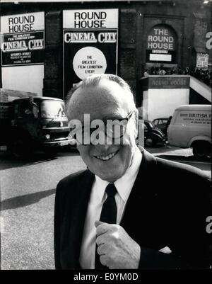 Septembre 09, 1970 - Presse aperçu de cinema city - présentation de films : Il y a eu un aperçu de la presse cet après-midi de cinema city - l'organisme exposition conçue pour commémorer la première soixante- cinq ans du cinéma, qui débute aujourd'hui pour un mois -qu'à la maison ronde. Cet événement est parrainé par le Sunday Times et le National Film Archive. L'ouverture officielle de la cinema city aura lieu ce soir en présence de S.A.R. la princesse Alexandra avec une apparence d'invité spécial par silent film star Harold Lloyd Harold Lloyd. photo montre l'extérieur de la maison ronde photo cet après-midi. Banque D'Images