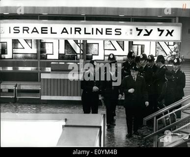 Septembre 09, 1970 - Septembre 9th, 1970 Les précautions de sécurité à Heathrow. Les hommes de Scotland Yard's special commando force a été envoyée à l'aéroport de Heathrow hier pour renforcer l'autorité de la police. Ce déplacement est l'une des nouvelles mesures de sécurité mises en place à la suite de l'skyjackings dimanche quatre commandos et la police va rester indéfiniment à l'aéroport. Photo montre : Les membres de Scotland Yard's special commando force de quitter les bureaux d'El Al à l'aéroport de Heathrow la nuit dernière après avoir inspecté les lieux. Banque D'Images