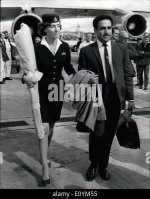 Septembre 09, 1970 - Le premier des otages libérés de la BOAC VC-10 arrivent en Grande-Bretagne par air : Mme Lesley Pressley, 21 Brighton une infirmière dentaire, et son fiancé, Sharukh El Sharif, 24 ans, un Persan, qui ont été parmi les 23 otages libérés par la guérilla arabe de la BOAC VC-10 détourné sur l'Aérodrome de 'Revolution' dans le désert de Jordanie, ont été parmi les premiers des otages libérés à arriver en Grande-Bretagne aujourd'hui, arrivant par avion à l'aéroport d'Heathrow.avec eux est venu M. Homsi, un syrien né - architecte, qui réside à Harrowgate, qui était aussi un passager sur le VC-10 détourné Banque D'Images